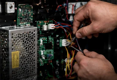 Elektronik und Verkabelung im Inneren eines Pro Games Automaten